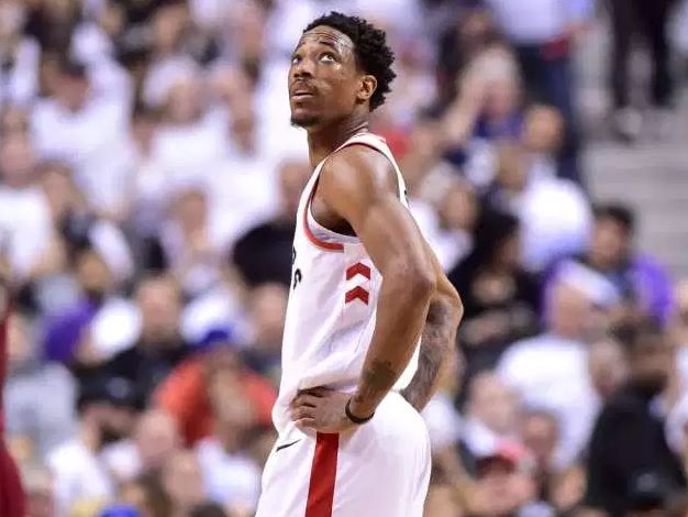 场中央举起 场中央举起