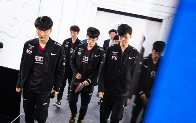 边后卫内收 边后卫内收